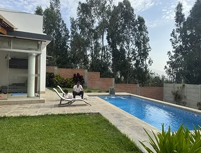 Reserva entre semana y disfruta de tarifas exclusivas en Kusi Wasi. Experimenta la serenidad y diversión de nuestra casa de campo en Cieneguilla