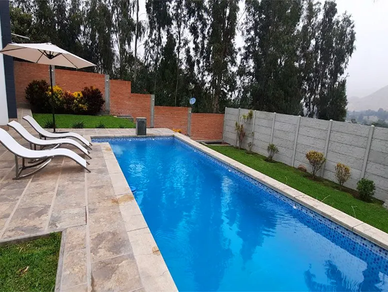 Alquiler de casa con piscina en Cieneguilla. Disfruta de momentos únicos junto a la piscina.