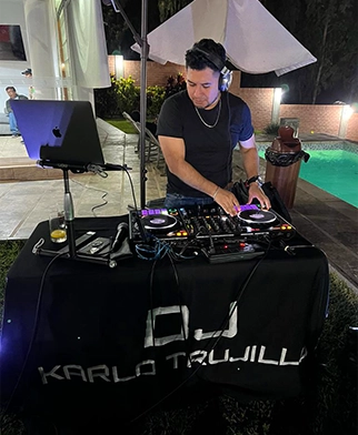Añade ritmo y diversión a tu evento con nuestro servicio de DJ en Kusi Wasi, Cieneguilla. Celebra al son de la música y crea recuerdos inolvidables.