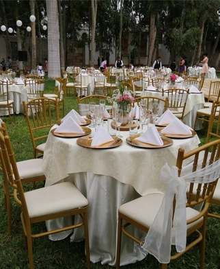 Mejora tu evento con nuestro servicio de alquiler de sillas en Kusi Wasi, Cieneguilla. Comodidad y estilo para celebraciones inolvidables.